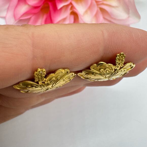 Vintage Etched Hibiscus Gold Tone Clip On Earrings Tropic Floral Vacation Beach - Picture 7 of 11